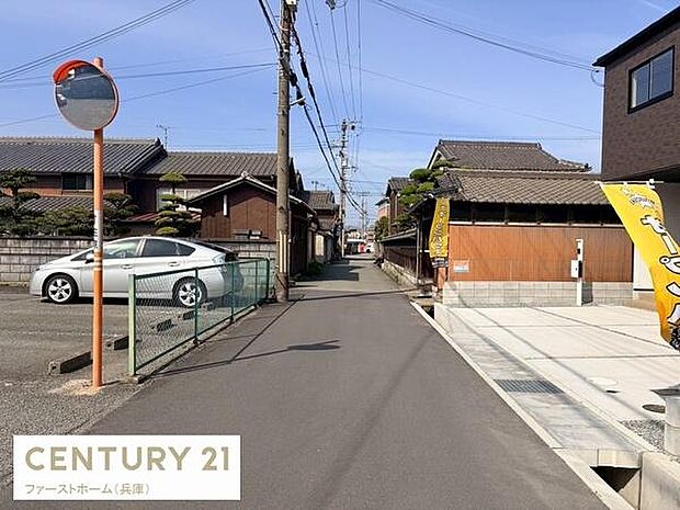 前面道路は舗装されており見通しの良い直線が続いています。周囲には落ち着いた雰囲気の住宅が並び住環境の様子が確認できます。道幅も適度で車の出入りもしやすい環境です。