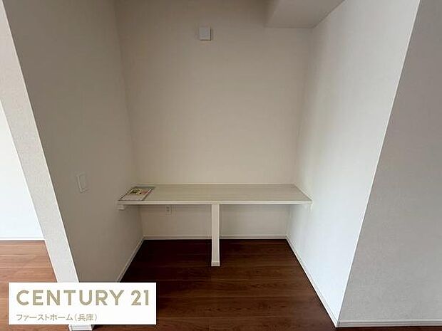 壁に囲まれた落ち着いたスペースに設置されたカウンターです。シンプルなデザインでお好みに合わせて活用できます。床材は木目調で温かみを感じさせます。コンセントが近くにあり便利な使い方が可能です。