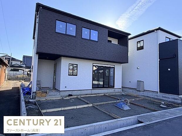 シンプルでスタイリッシュな外観が印象的な住宅です。大きな窓から自然光がたっぷり差し込み室内も明るく快適です。落ち着いた色合いの外壁が周辺環境と調和しています。幅広い世代におすすめできるデザインです。