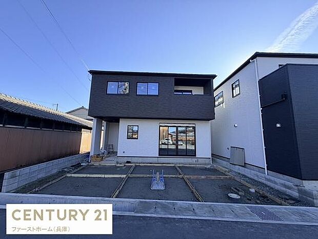 開放感のある外観が印象的です。大きな窓からはたくさんの光が入ります。駐車スペースも確保されており便利にご利用いただけます。清潔感のある佇まいが魅力的です。