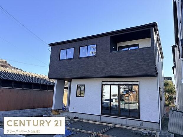 落ち着いた色合いの外観が特徴の物件です。二階部分の大きな窓からは室内に自然光が差し込みます。建物前面に駐車スペースが確保されており使い勝手の良さが感じられます。