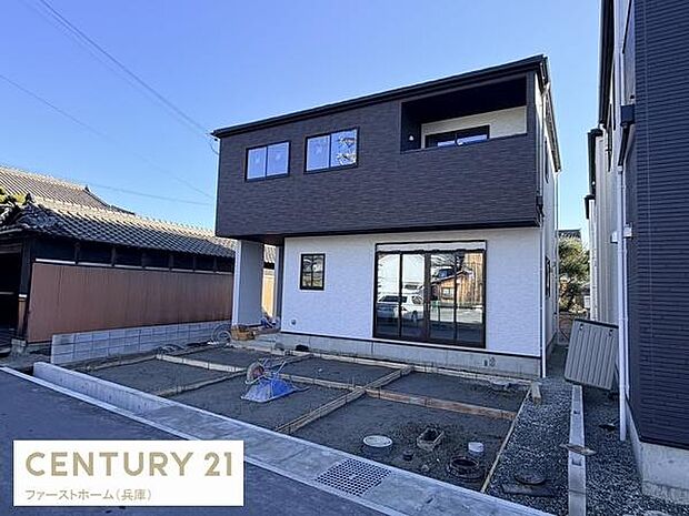 シンプルで洗練された外観が印象的な戸建てです。大きな窓から明るい陽射しが差し込みます。駐車スペースも確保されています。周辺環境との調和が取れた落ち着いたデザインです。