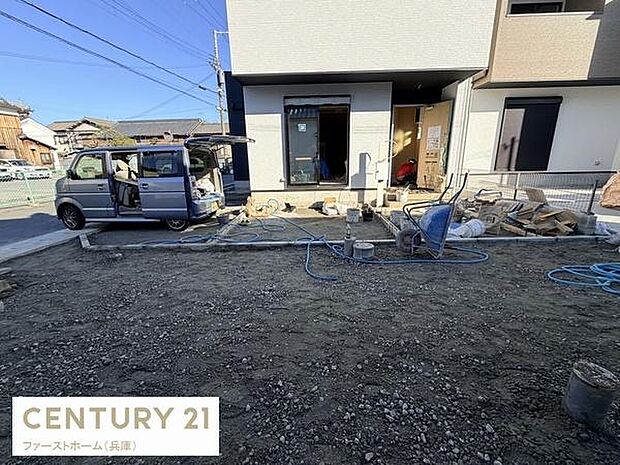 広々とした敷地が魅力的な外観です。駐車スペースもゆとりがありさまざまな使い方が可能です。落ち着いたデザインの建物が周囲と良く調和しています。