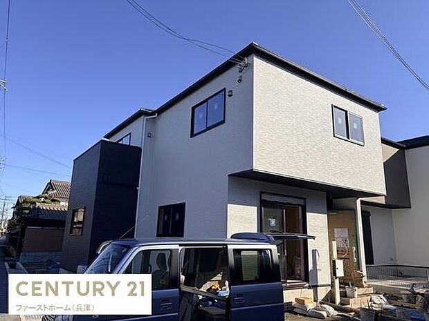 モダンな外観が印象的な建物です。大きな窓が備わっており外観のデザインも洗練されています。シンプルなカラーリングが落ち着いた雰囲気を演出します。周囲との調和も感じられる住まいです。