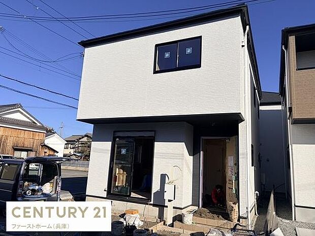 シンプルで無駄のない外観デザインが現代的な印象を与えます。明るい色合いの外壁が周辺と調和しています。広々とした窓は光をたっぷり取り込みます。駐車スペースもしっかり確保されています。