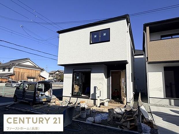 シンプルな外観に仕上げられた二階建て住宅です。明るい色味の外壁が清潔感を演出します。駐車スペースも確保されており使い勝手の良い住まいです。周辺には落ち着いた住宅が並ぶ環境です。