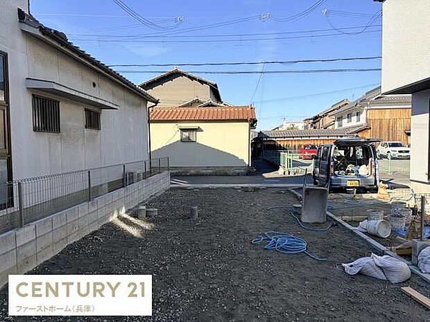 日当たりの良い敷地で前面道路へのアクセスもスムーズです。周辺は落ち着いた住宅街に位置しています。開放感のある現地で建築を検討しやすい環境となっています。敷地全体が見渡せる現地写真です。