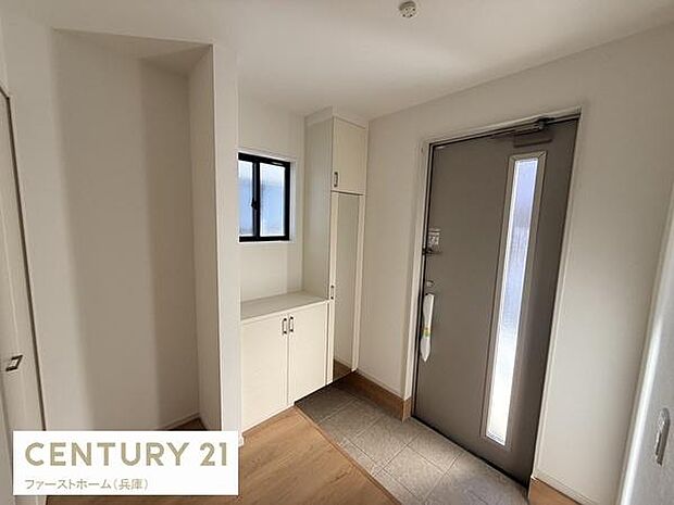 玄関は明るく開放感のある空間です。収納スペースが豊富で整理整頓がしやすい設計です。シンプルな内装が清潔感を演出しています。窓から自然光が差し込みます。室内への動線もスムーズです。