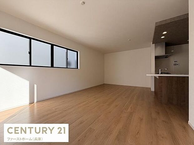 広々とした空間によりインテリアのアレンジが楽しめます。大きな窓からたっぷりと自然光が差し込み室内が明るく感じられます。木目調のフローリングが落ち着いた印象を与えます。キッチンとの繋がりもスムーズです。