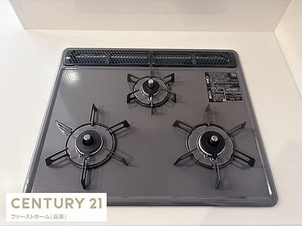 3口コンロが備わっており複数の料理を同時に調理するのに便利です。シンプルなデザインで清掃がしやすそうです。グレーの天板がキッチンに落ち着いた雰囲気をもたらします。日々の使い勝手にも配慮されています。