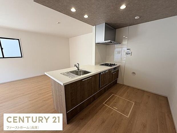 広々としたキッチン空間が魅力です。シンプルなデザインで室内がすっきりとしています。窓からの採光が期待できる明るい印象のキッチンです。木目調の面材が落ち着いた雰囲気を演出しています。