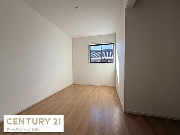 シンプルで明るい空間が広がる子供部屋です。ナチュラルなフローリングが印象的で窓からやわらかな光が差し込みます。無駄のないすっきりとした室内がポイントです。レイアウトの自由度が魅力の一部となっています。