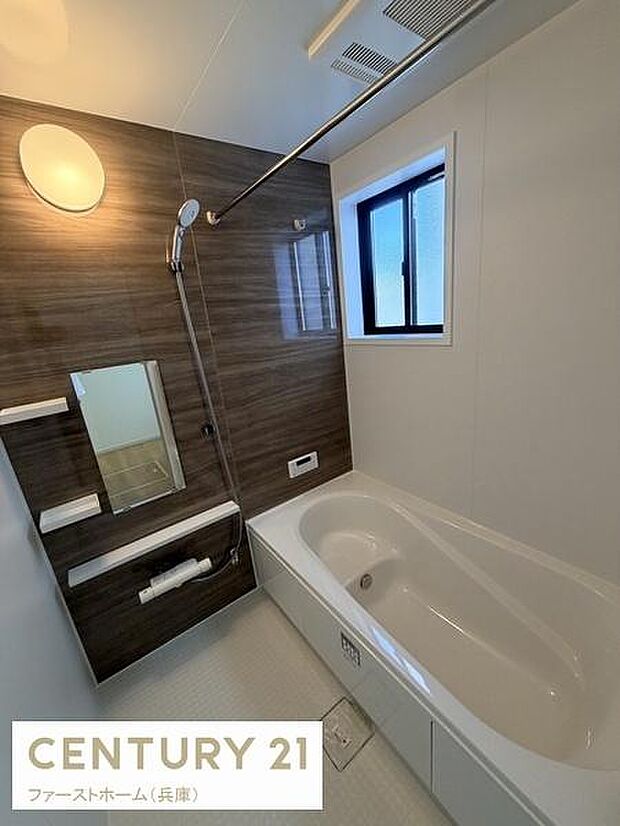 落ち着いた色調の壁面が印象的なバスルームです。窓付きで換気もしやすく快適な空間です。シンプルで使いやすいデザインが特長です。洗練された印象を与える現代的なバスです。ゆったりとした浴槽も魅力的です。