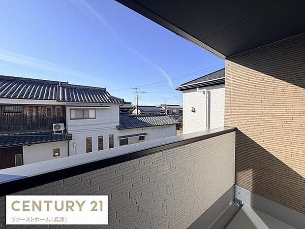 バルコニーからの開放的な眺望が広がります。落ち着いた住宅街の景色が楽しめます。日差しが差し込む空間で快適に過ごせます。壁面のデザインがシンプルで周囲との調和を感じます。