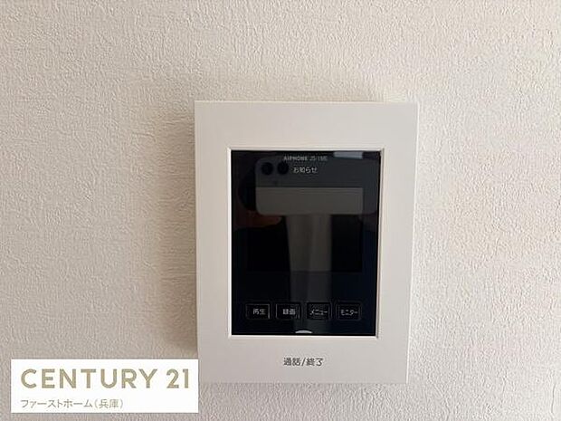 壁に調和したシンプルなデザインのインターホンが設置されています。画面も見やすく操作ボタンも分かりやすい配置です。室内の雰囲気を損なわないカラーリングになっています。