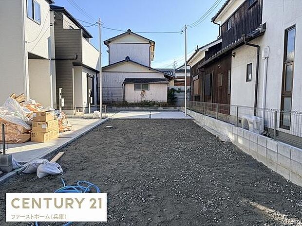 前面道路を含む現地写真です。敷地が整形で建築プランも立てやすい形状です。落ち着いた住宅街の中に位置しています。周囲の建物も整然としており開放感があります。現地の様子をしっかりご確認いただけます。