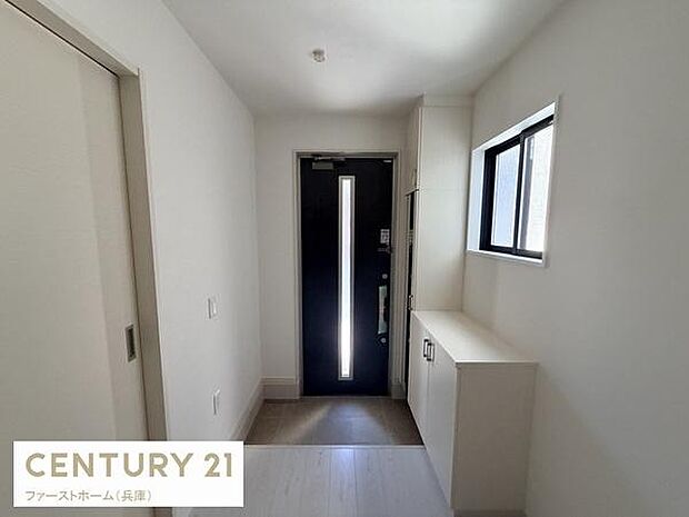 明るい光が差し込む玄関スペースです。収納がコンパクトにまとまっており使い勝手が良い印象です。窓もあり通風が期待できる設計になっています。シンプルで清潔感のある空間です。