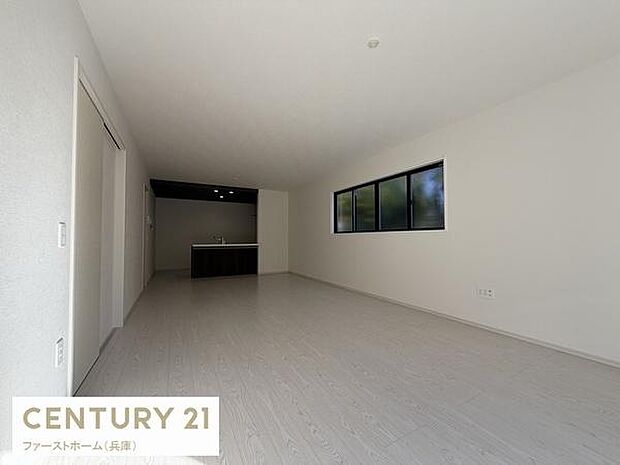 広々としたリビングは明るい光が差し込む大きな窓が特徴です。シンプルな内装で様々なインテリアと調和しやすい空間です。隣接するキッチンも使いやすく生活動線が良好です。