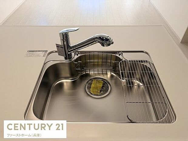 シンプルなデザインのシンクが印象的です。カウンター一体型でお手入れも簡単に済ませられます。水栓も使いやすい形状となっています。調理スペースがしっかり確保されています。ステンレス素材で清潔感があります。