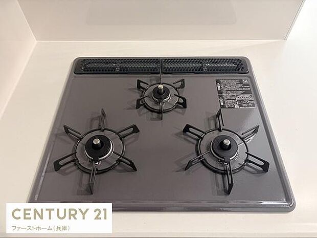 三口のガスコンロが設置されており調理スペースがしっかり確保されています。天板はフラットでお手入れがしやすい仕様です。シンプルなデザインでキッチン全体に調和しています。機能的な配置で使いやすい仕様です。