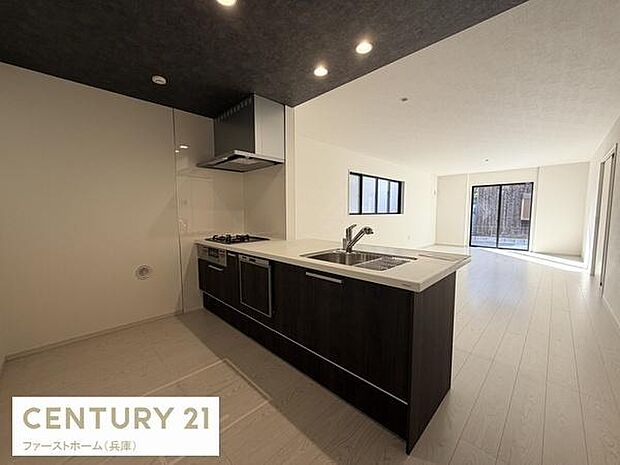 対面式のキッチンが室内を見渡せる配置となっています。広々としたカウンターが特徴です。収納スペースも充実しており日々の家事の際に使いやすい構造です。