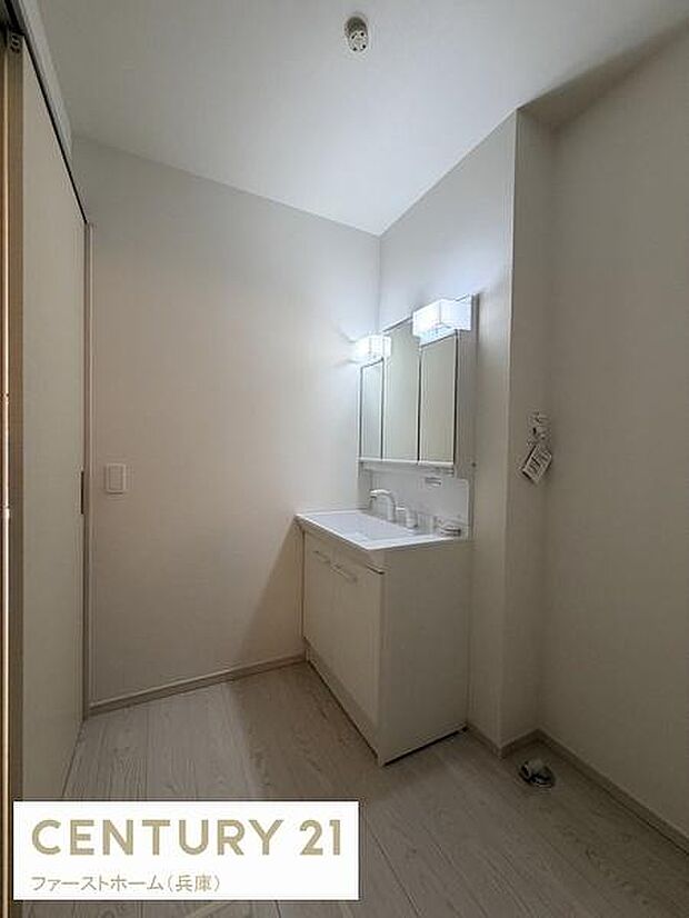 清潔感のある洗面台でシンプルなデザインが魅力です。明るい照明が顔周りをしっかり照らします。収納も備わっており使い勝手の良い空間です。ゆったりとしたスペースで日々の身支度がスムーズに行えます。