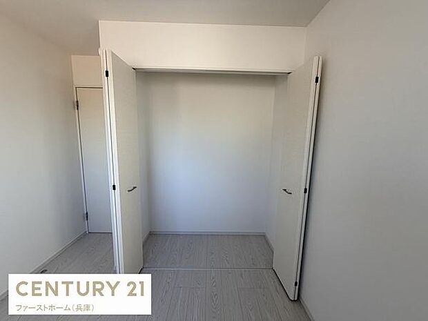 収納スペースに扉が付いているため室内がすっきりとした印象になります。奥行きがあり大きめの荷物も収納しやすい設計です。クローゼットの扉は開け閉めがしやすく使い勝手にも配慮されています。