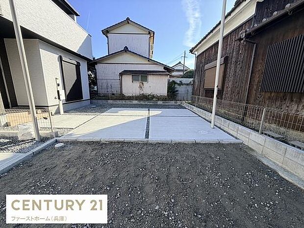 コンクリート舗装が施された駐車場スペースです。敷地内にしっかりと確保されており車の出し入れも快適に行えます。周囲はフェンスで囲われており区画が明確です。敷地の形状も使いやすく日当たりも良好です。