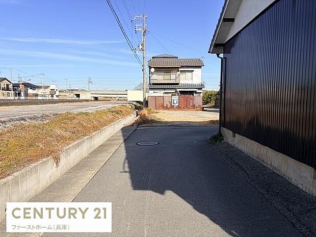 現地の前面道路は幅があり車の出入りもスムーズに行えます。周囲は開けており見通しの良い環境です。静かな住宅エリアに位置しているため落ち着いた雰囲気が感じられます。