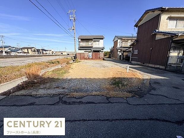 開放感のある角地で日当たりが良好な土地です。周辺は閑静な住宅街で落ち着いた環境が魅力です。前面道路が広めで車の出し入れもスムーズに行えます。建築条件などご相談可能です。