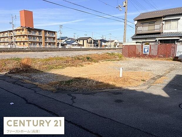 平坦な敷地で土地の使い方に幅が広がります。前面道路との接道も確保されています。周辺は住宅が建ち並び落ち着いた環境です。近隣に生活施設が揃っています。整形地で建築計画も検討しやすい立地です。