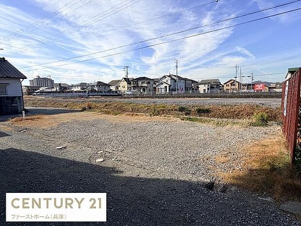 広々とした敷地が広がり開放感があります。周囲には住宅が整然と並び落ち着いた雰囲気が印象的です。道路に面しており整地された土地はさまざまな活用が可能です。陽当たりの良い空間が日中も明るく保たれます。