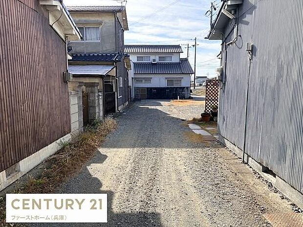 前面道路はゆとりのある幅員で車の出し入れがしやすい環境です。周囲には落ち着いた住環境が広がり現地の様子をしっかり確認できます。現地写真から周囲の雰囲気が伝わりやすい一枚です。