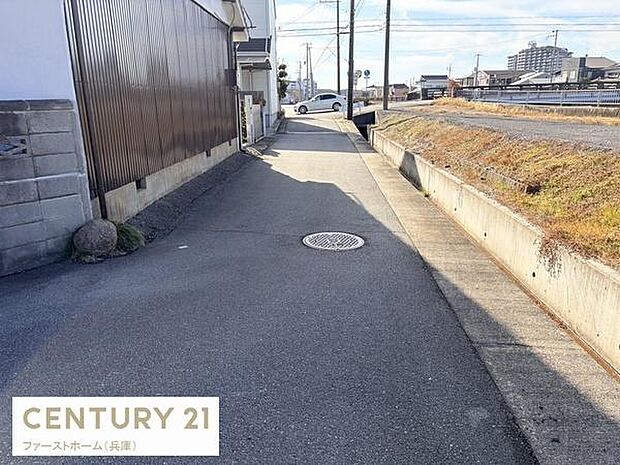 前面道路がしっかり舗装されており安心して通行できます。周辺は見通しも良く車の出入りもスムーズです。歩道が広めで歩行者にも優しい環境となっています。道路幅もしっかり確保されています。