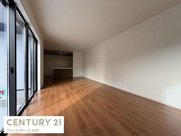 リビングは大きな窓から自然光が差し込み室内が明るい印象です。すっきりとした壁面が広がりインテリアの配置もしやすい空間です。床材の質感が室内に温かみを与えています。