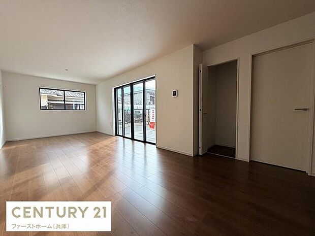 広々とした空間が特徴のリビングです。大きな窓から明るい光がたっぷり入り開放感を感じられます。使いやすいシンプルなデザインで様々なインテリアに合わせやすいです。木目の床が温かみを演出しています。