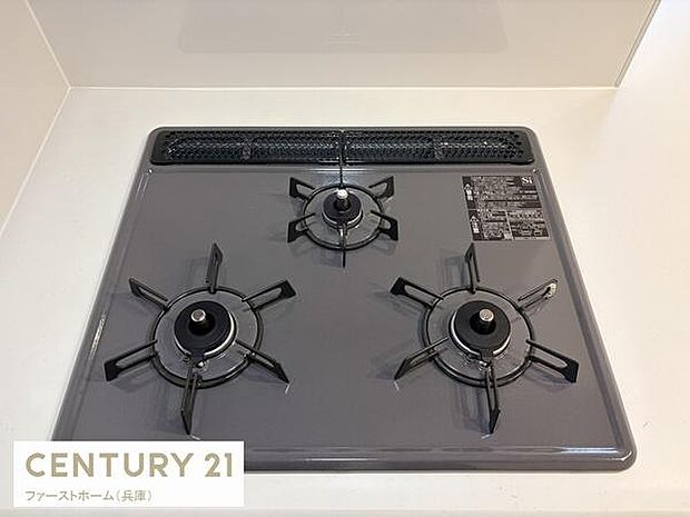 3口コンロが設置されており同時に複数の調理ができる仕様です。天板はフラットなデザインでお手入れがしやすいです。シンプルな色合いがキッチンをすっきりと見せています。操作パネルも見やすく配置されています。