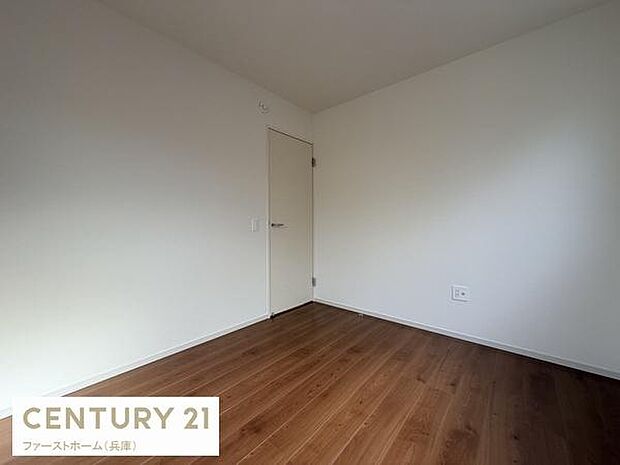 シンプルな壁と落ち着いた色合いの床が特徴です。清潔感のある空間で様々なインテリアに合わせやすい仕様です。扉やコンセントの配置も使いやすく工夫しやすい子供部屋です。