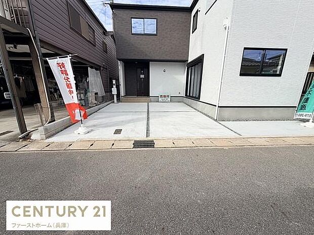 ゆったりとしたスペースが確保されている駐車場です。コンクリート舗装のため車の出し入れもスムーズに行えます。道路からのアクセスも良好で複数台の駐車も可能です。