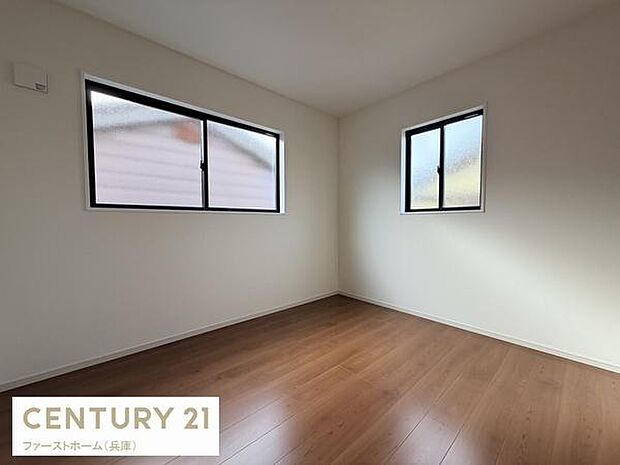 二面採光で明るさを感じる洋室です。シンプルな内装が空間の広がりを演出します。清潔感のある仕上がりです。