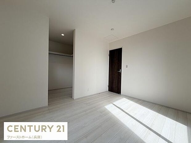 明るい日差しが差し込む寝室です。落ち着いた色合いのフローリングが空間をすっきりとした印象にしています。クローゼットも備わっていて機能的です。清潔感がありすぐにお使いいただける状態です。