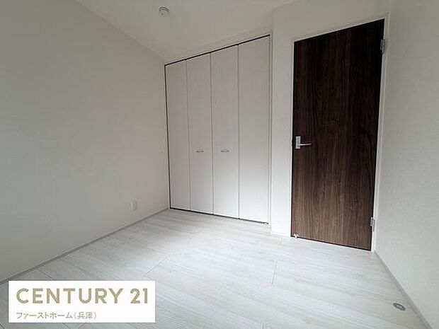 白を基調とした明るい子供部屋です。クローゼットも備え付けられており収納スペースが充実しています。落ち着いた木目調のドアが空間を引き締めています。シンプルな内装で幅広いインテリアが楽しめます。