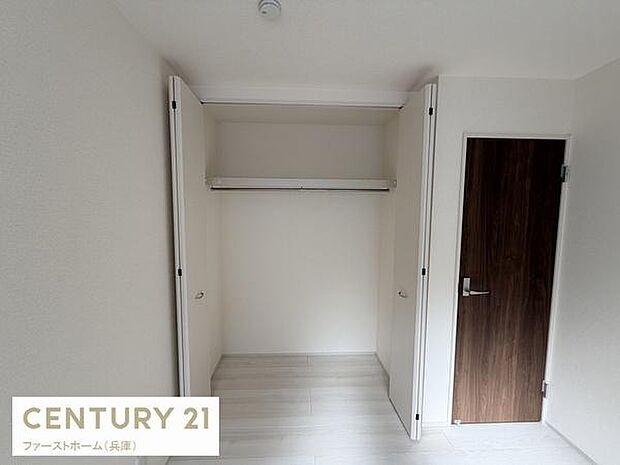 扉付きの収納スペースがありすっきりとした印象です。シンプルなデザインで使いやすさが感じられます。内部は余裕のある作りです。室内の床や壁と統一感があります。