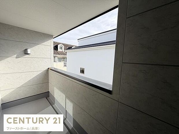 バルコニーは十分な広さがあり落ち着いた雰囲気が感じられます。壁面の仕上げが上質で清潔感が漂います。外からの視線が気になりにくい設計です。屋根付きで天候の影響も受けにくく便利です。