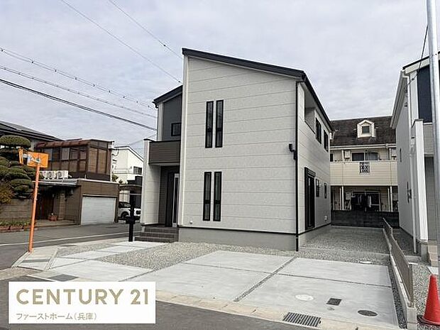 シンプルでスタイリッシュな外観が魅力的です。広々とした駐車スペースがあり車の出し入れもスムーズです。住宅街に位置し周囲も整った住環境が感じられます。開放感のある立地で周辺とのバランスも良いです。