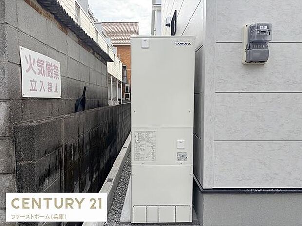 建物外壁に設置された給湯器が特徴的です。スペースを有効活用した配置が印象的です。隣地との区切りがしっかりとされています。メーターも見やすい位置に設置されています。