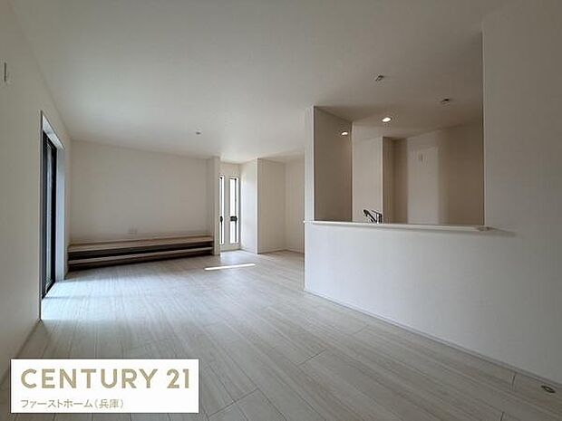 開放的なリビングは明るい雰囲気が広がります。白を基調とした床材が室内を広く見せます。キッチンとのつながりが良く使い勝手の良い空間です。窓からの光が差し込み自然な明るさを感じられます。