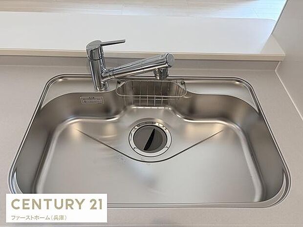 シンプルで清潔感のあるキッチンシンクです。ステンレス素材が使われておりお手入れがしやすい点が特徴です。広々としたシンクで使い勝手の良い印象です。水栓もスマートなデザインです。