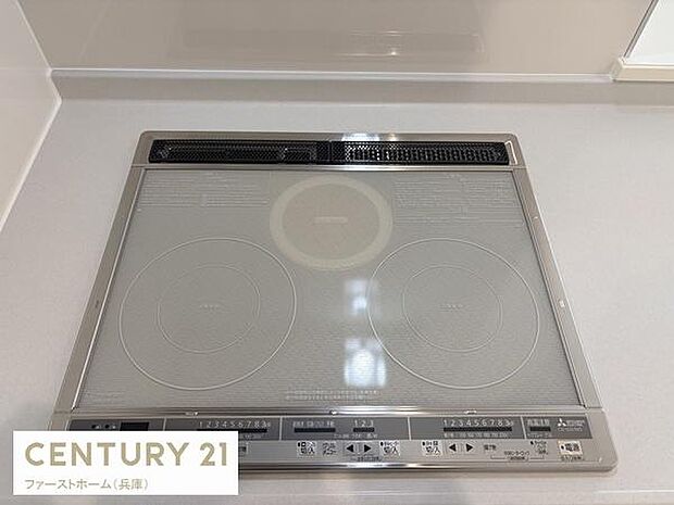 IHクッキングヒーターが備わったキッチンです。フラットなガラストップでお手入れも手軽にできます。操作パネルが見やすく日々の調理をサポートします。シンプルなデザインがキッチン空間に調和します。