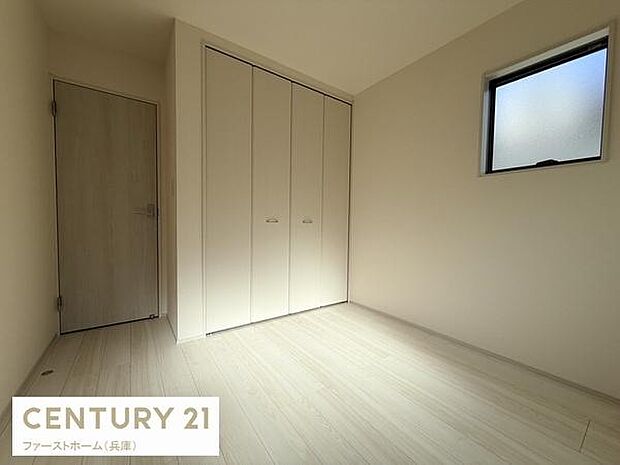 収納に便利なクローゼットが備わった子供部屋です。すっきりとした内装で明るい雰囲気が広がっています。コンパクトながらも使いやすい空間です。開閉しやすいドアと窓で換気や出入りも快適に行えます。